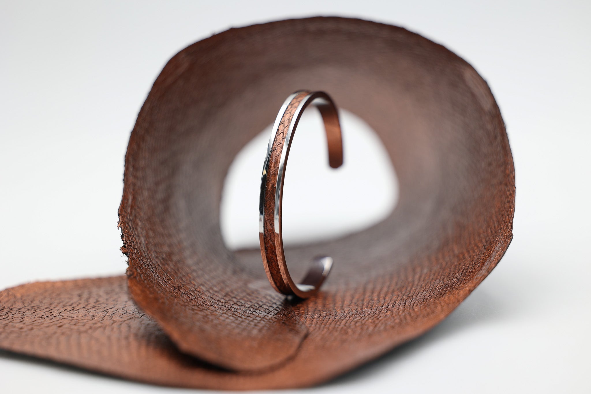 Bracelets cuir marin sur jonc ouvert