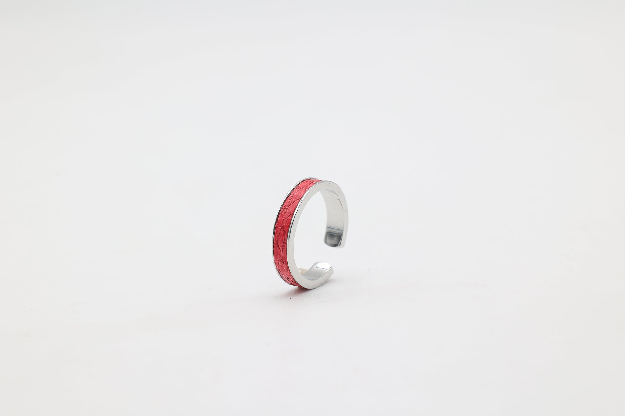 Bague réglable en acier inoxydable avec du cuir marin couleur framboise roxane atelier
