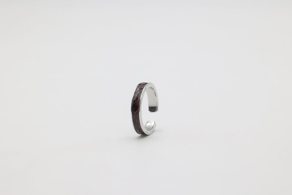 Bague réglable en acier inoxydable avec du cuir marin couleur bordeaux roxane atelier
