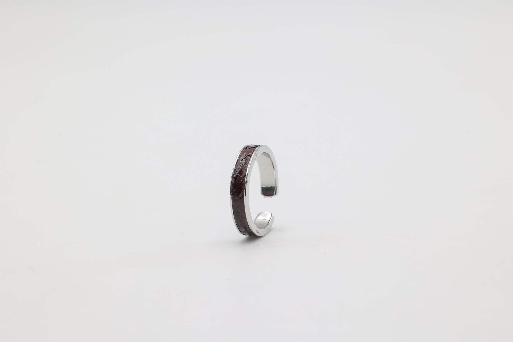 Bague réglable en acier inoxydable avec du cuir marin couleur bordeaux roxane atelier