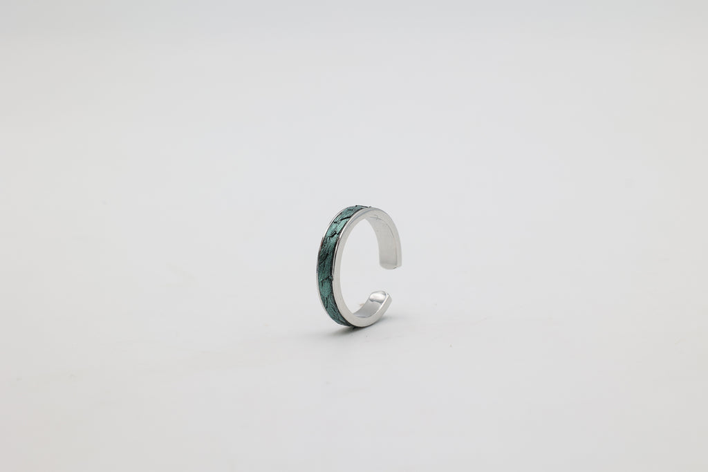 Bague réglable en acier inoxydable avec du cuir marin couleur boréale roxane atelier