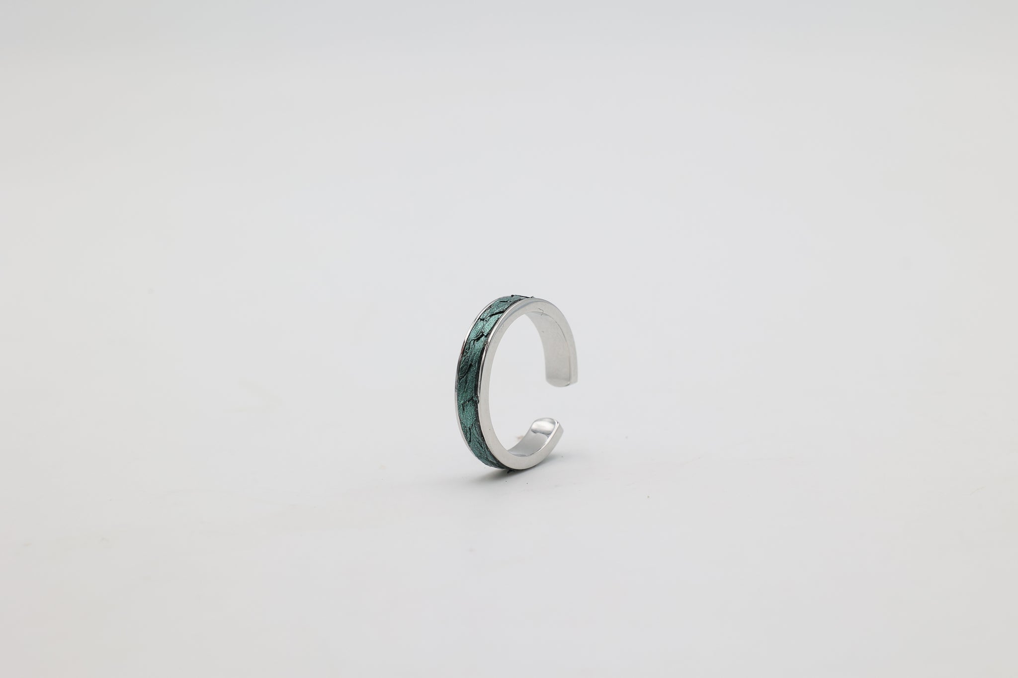 Bague réglable en acier inoxydable avec du cuir marin couleur boréale roxane atelier