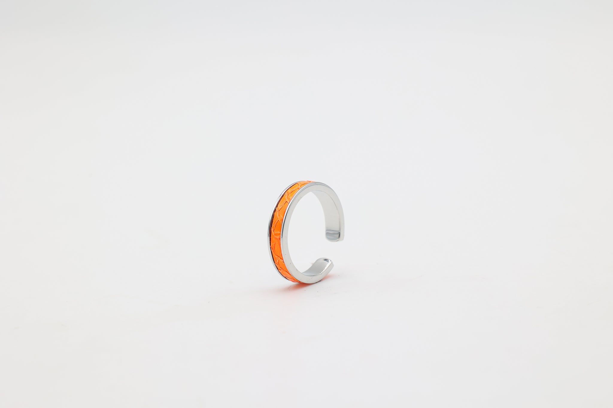 Bague réglable en acier inoxydable avec du cuir marin couleur orange roxane atelier