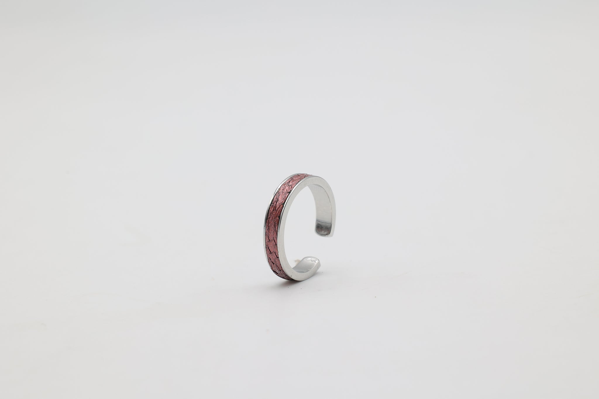 Bague réglable en acier inoxydable avec du cuir marin couleur rose poudré roxane atelier