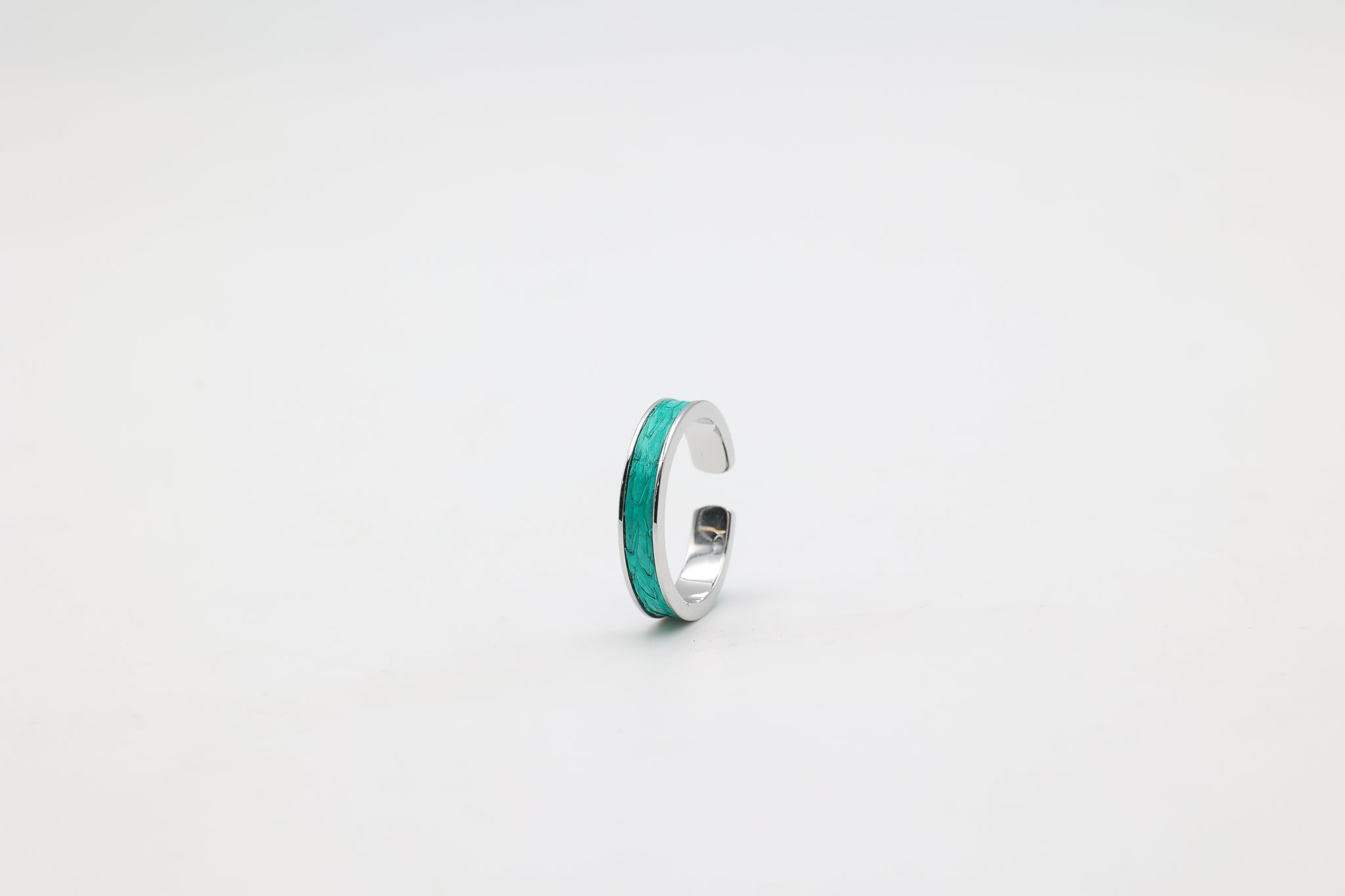 Bague réglable en acier inoxydable avec du cuir marin couleur turquoise roxane atelier