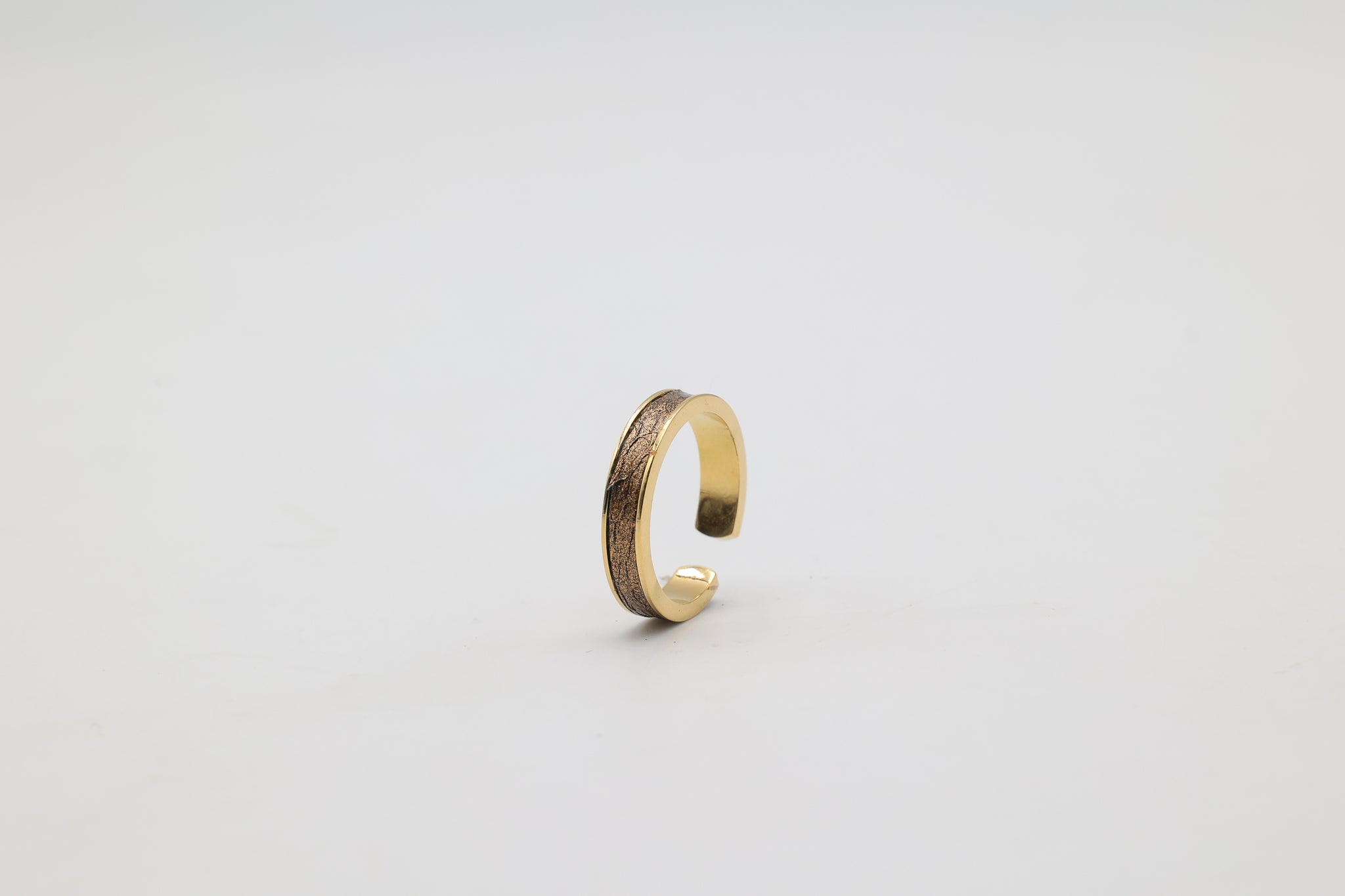 Bague réglable en acier inoxydable plaqué or avec du cuir marin couleur bronze roxane atelier