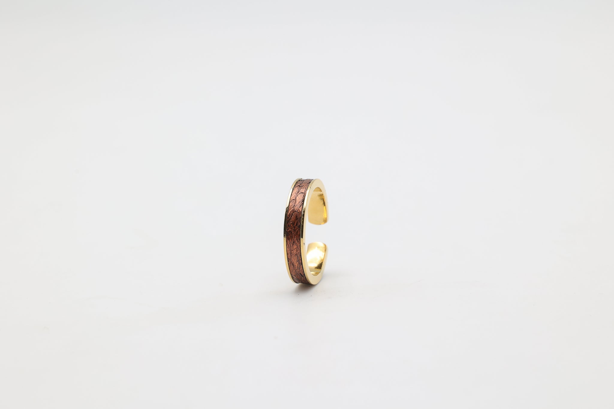 Bague réglable en acier inoxydable plaqué or avec du cuir marin couleur cuivre roxane atelier