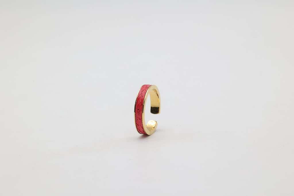 Bague réglable en acier inoxydable plaqué or avec du cuir marin couleur framboise roxane atelier