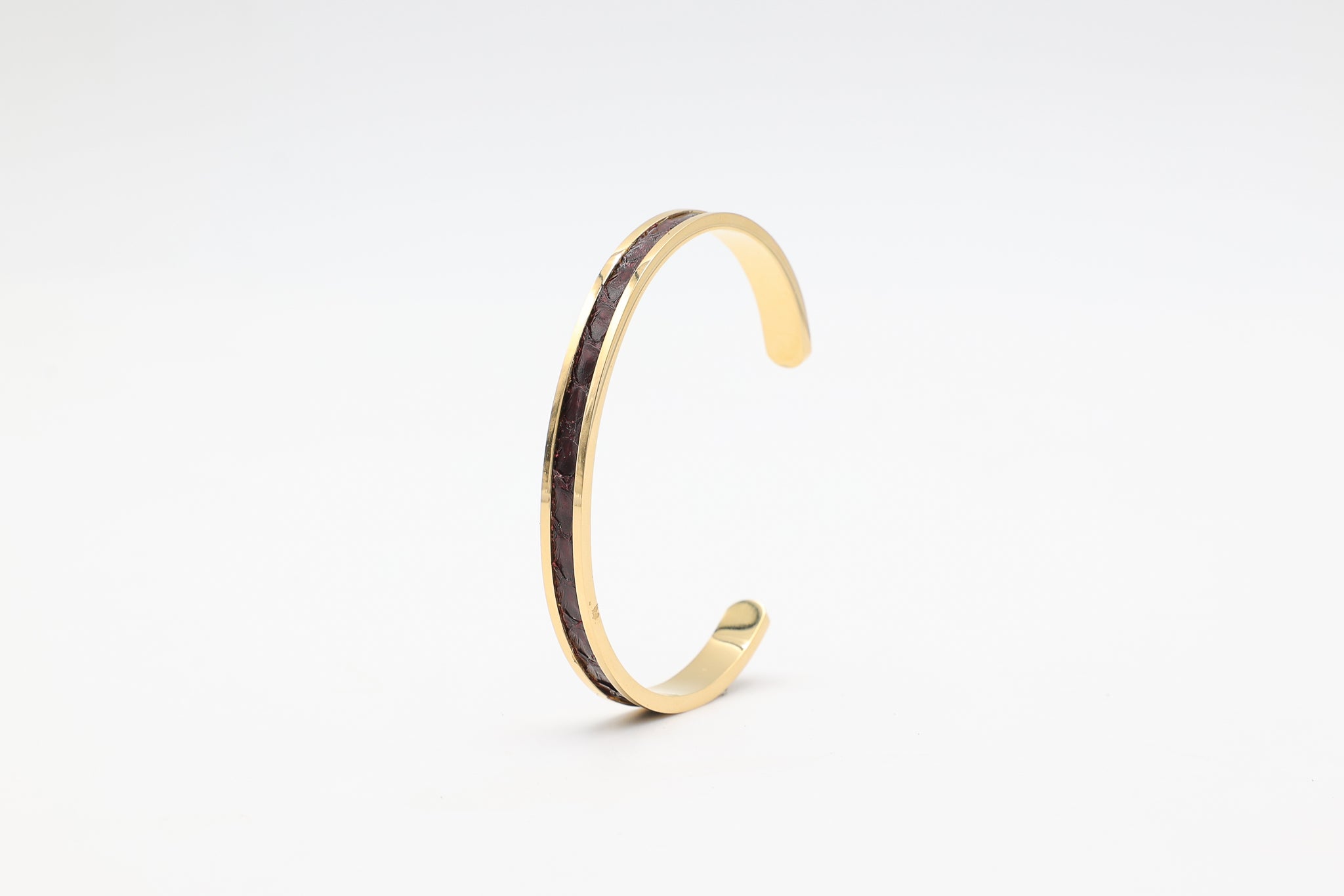 Bracelet réglable en acier inoxydable plaqué or avec du cuir marin couleur bordeaux roxane atelier