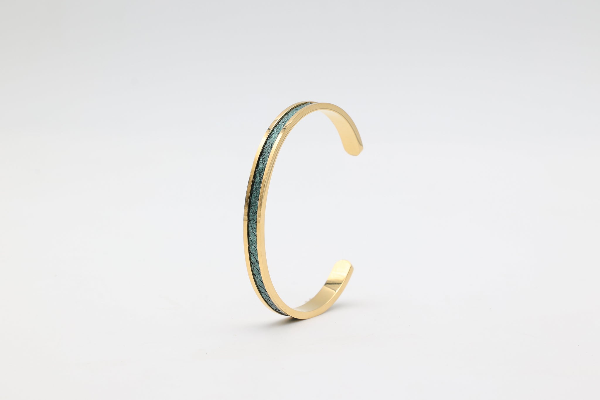Bracelet réglable en acier inoxydable plaqué or avec du cuir marin couleur boréale roxane atelier