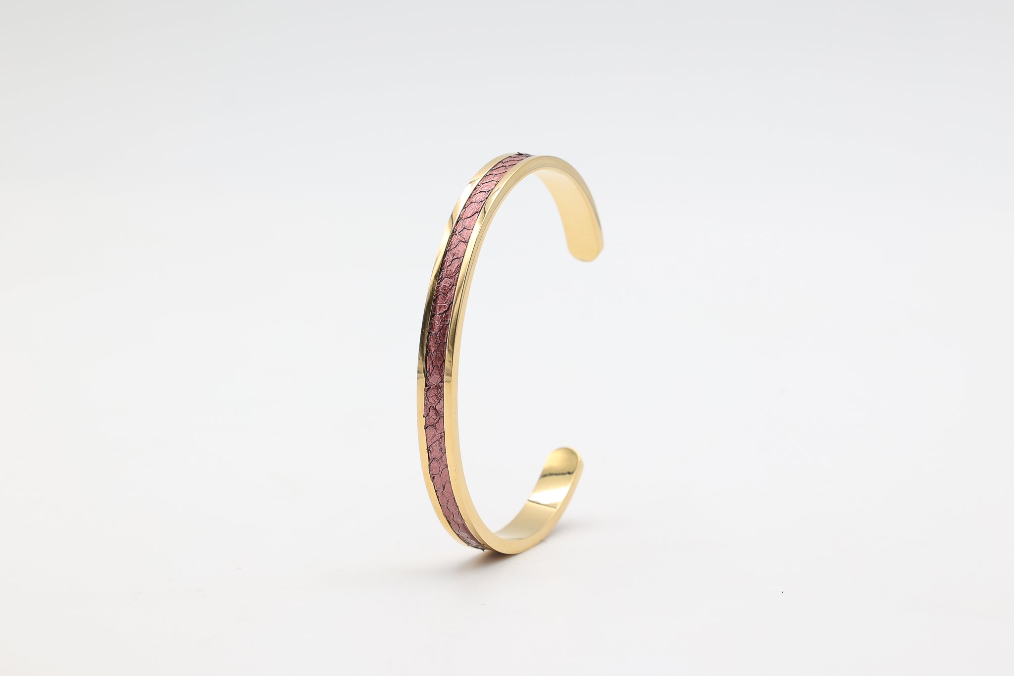 Bracelet réglable en acier inoxydable plaqué or avec du cuir marin couleur rose poudré roxane atelier