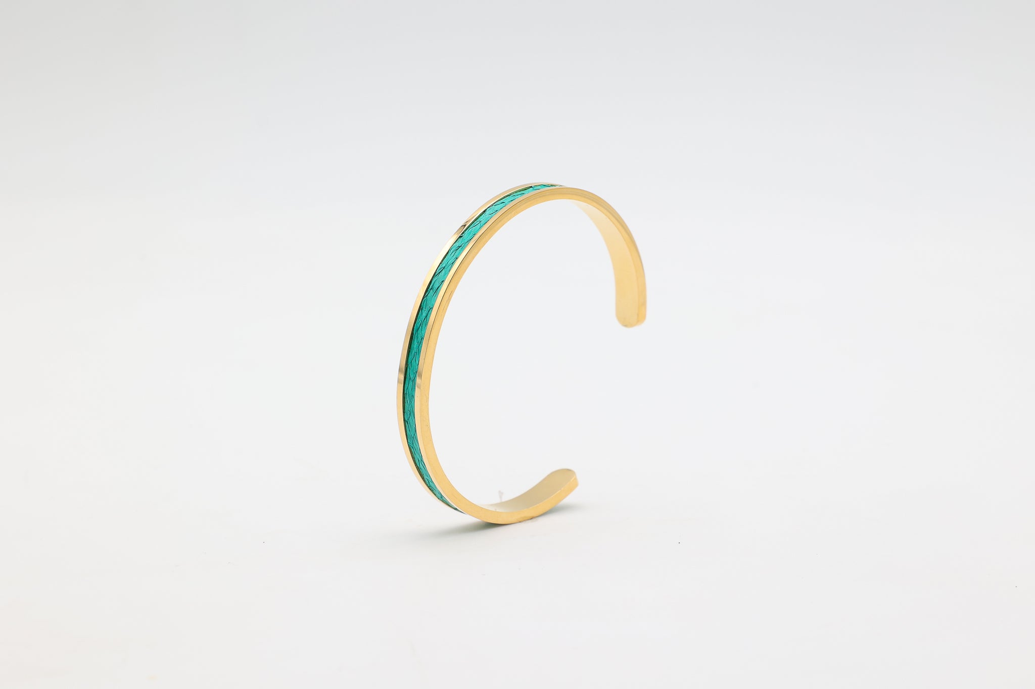 Bracelet réglable en acier inoxydable plaqué or avec du cuir marin couleur turquoise roxane atelier