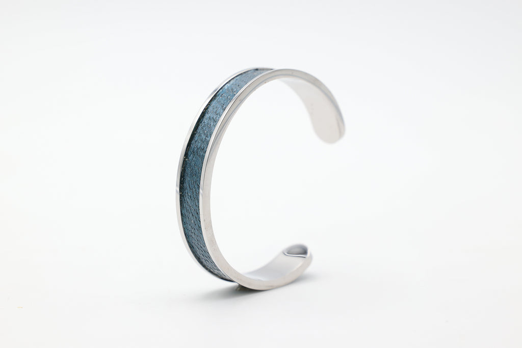 Bracelet réglable large en acier inoxydable avec du cuir marin couleur aigue marine roxane atelier