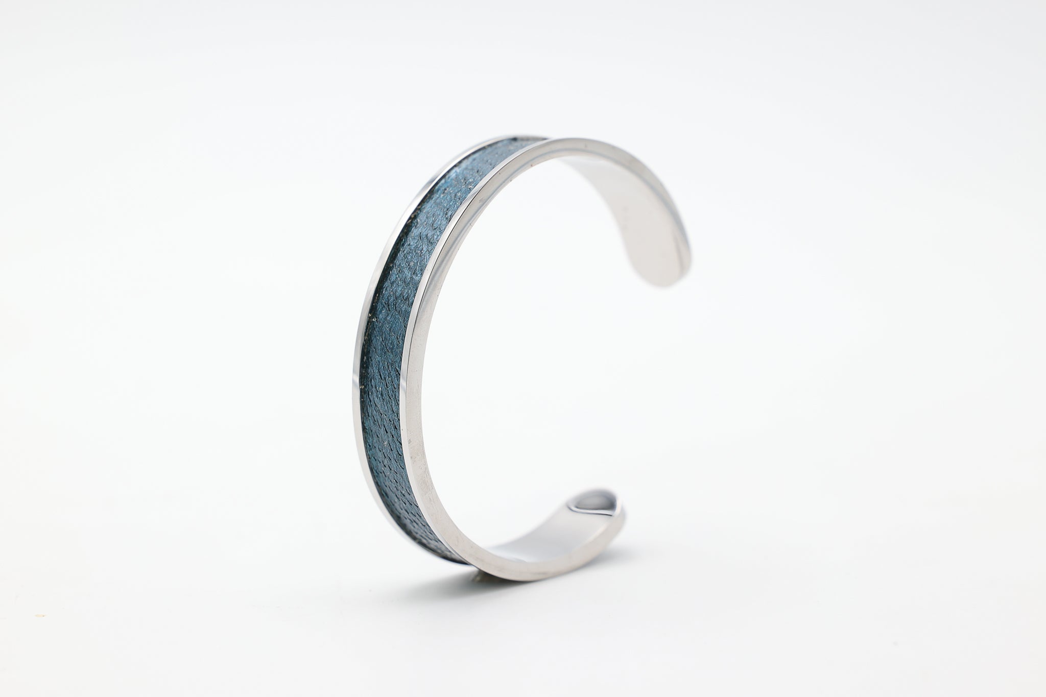 Bracelet réglable large en acier inoxydable avec du cuir marin couleur aigue marine roxane atelier