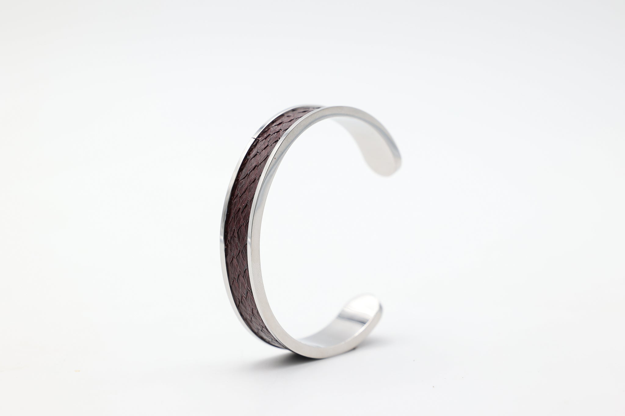 Bracelet réglable large en acier inoxydable avec du cuir marin couleur bordeaux roxane atelier