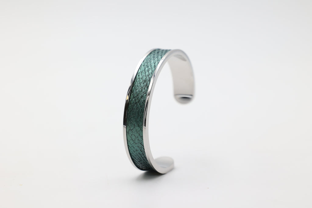 Bracelet réglable large en acier inoxydable avec du cuir marin couleur boréale roxane atelier