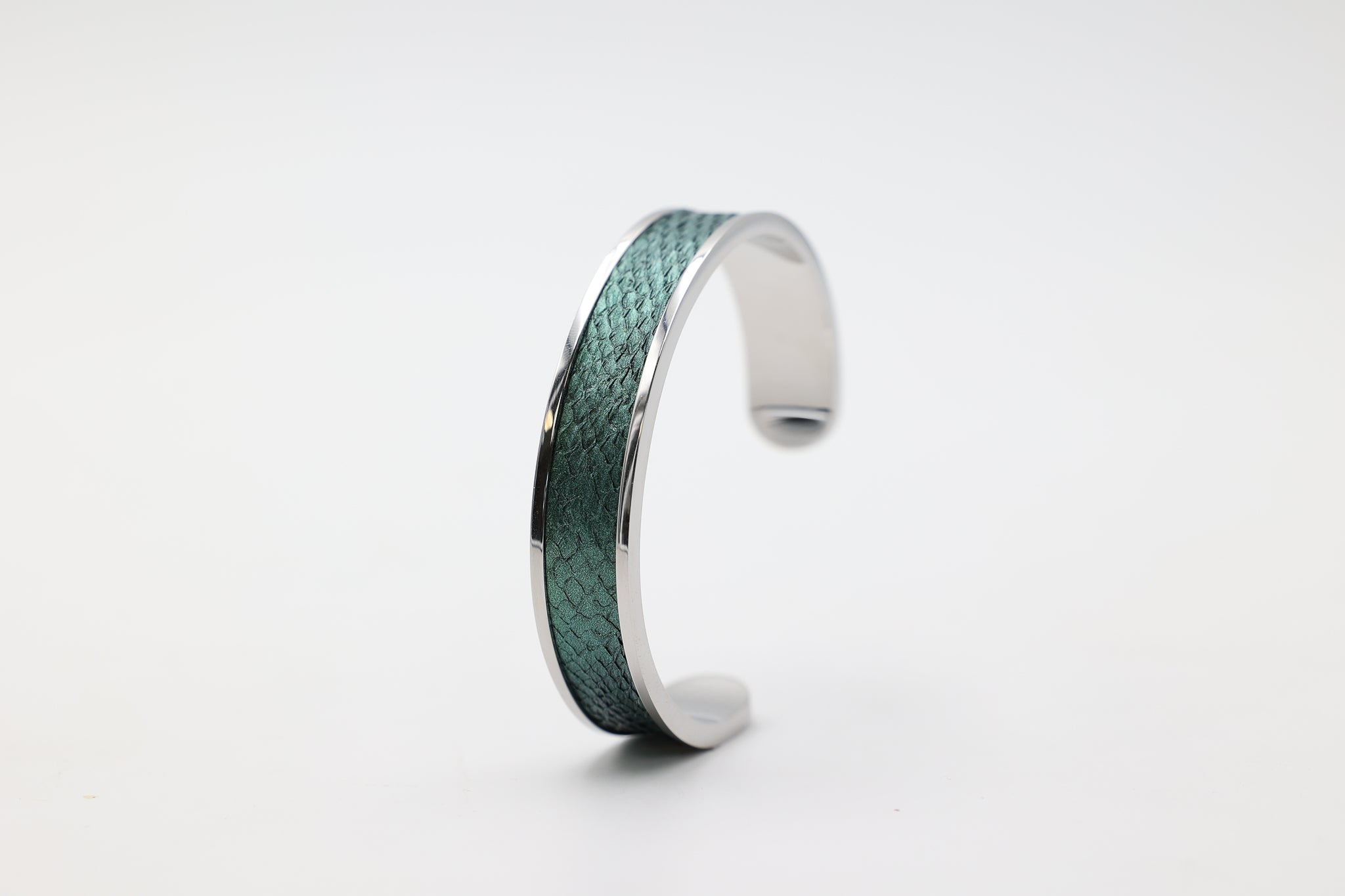 Bracelet réglable large en acier inoxydable avec du cuir marin couleur boréale roxane atelier