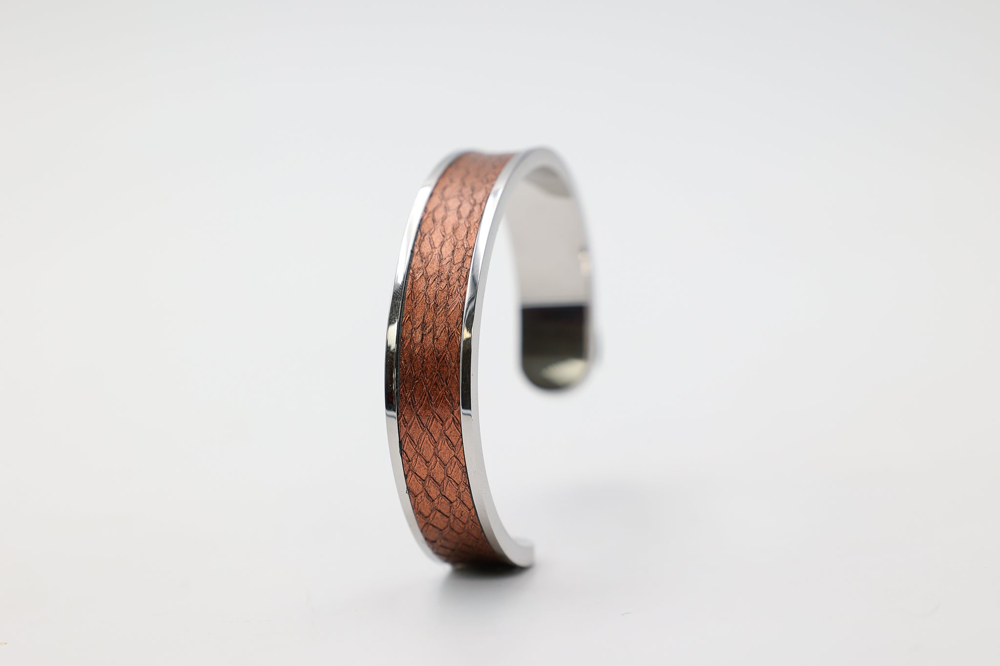 Bracelet réglable large en acier inoxydable avec du cuir marin couleur cuivre roxane atelier