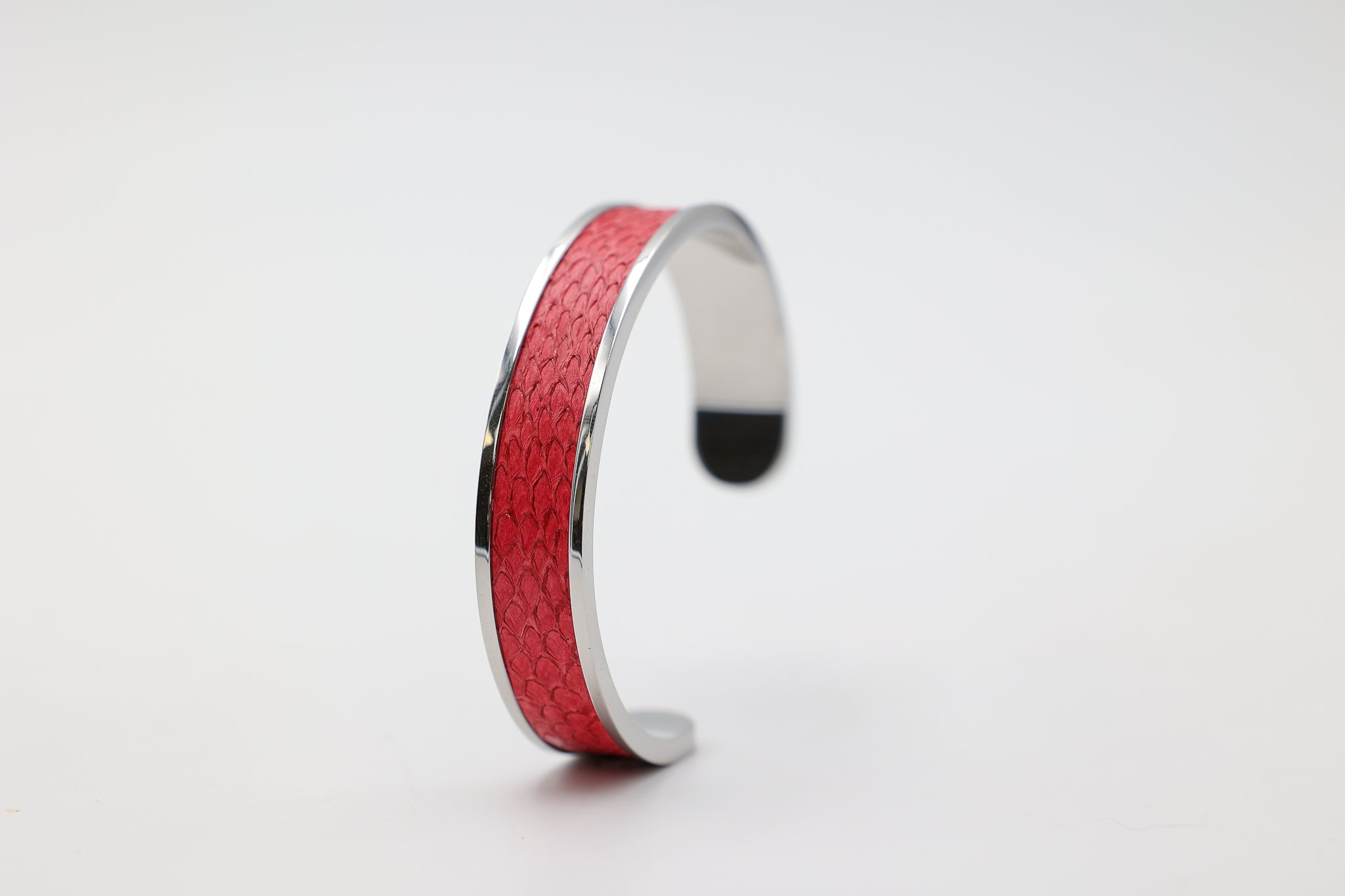Bracelet réglable large en acier inoxydable avec du cuir marin couleur framboise roxane atelier