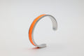 Bracelet réglable large en acier inoxydable avec du cuir marin couleur orange roxane atelier