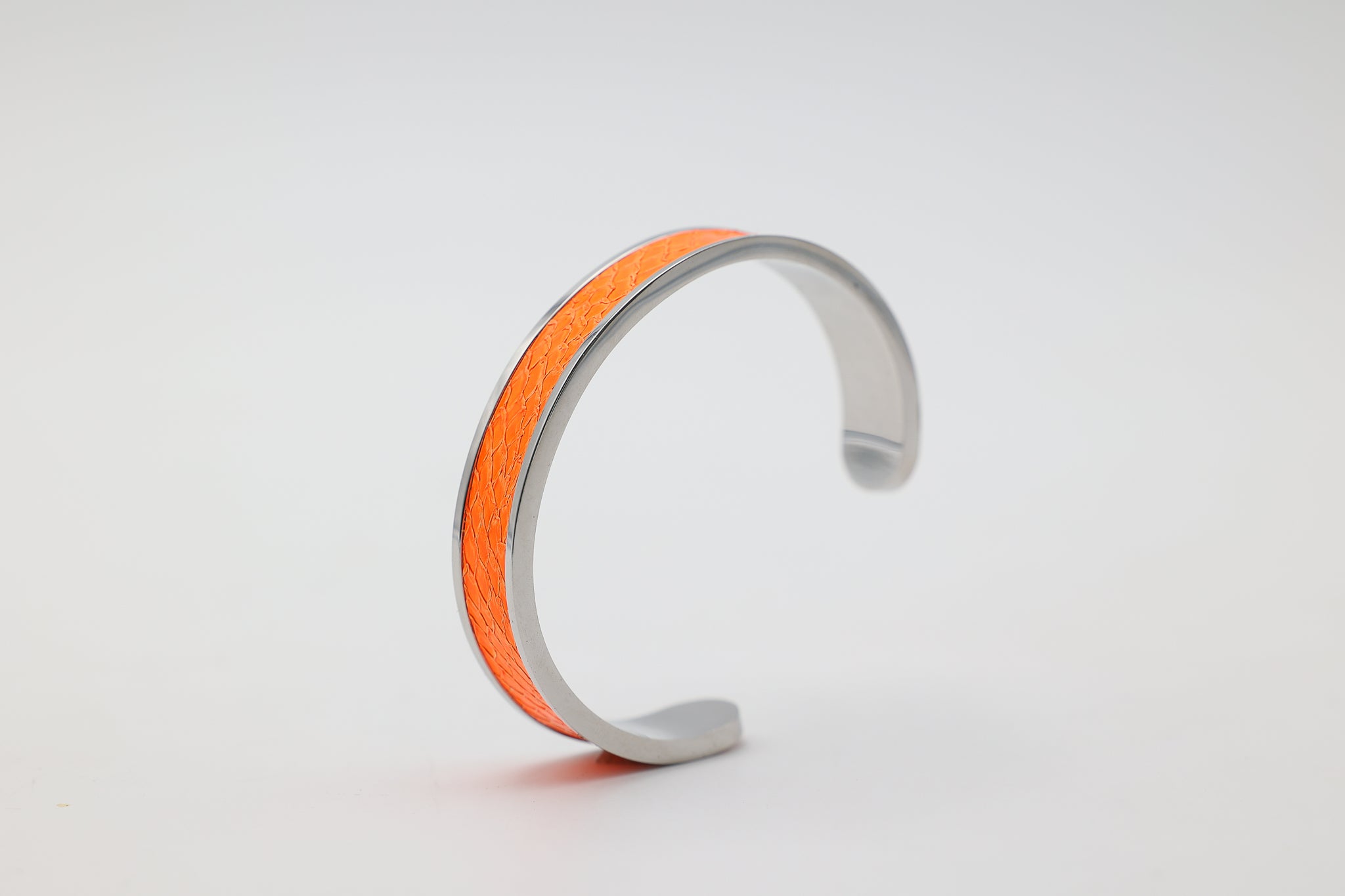 Bracelet réglable large en acier inoxydable avec du cuir marin couleur orange roxane atelier