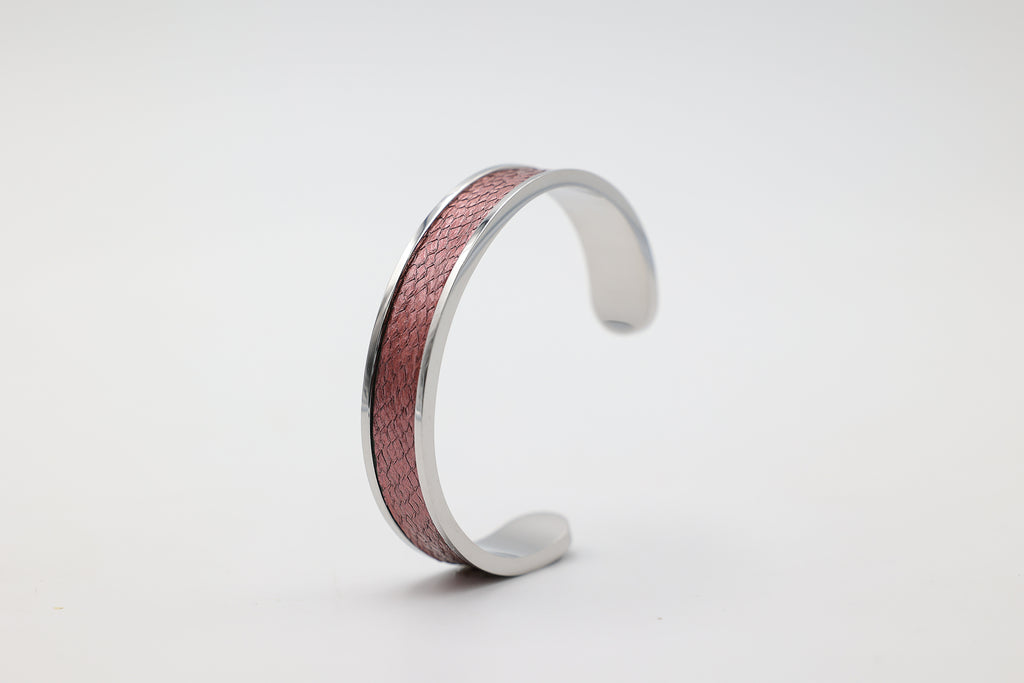 Bracelet réglable large en acier inoxydable avec du cuir marin couleur framboise roxane atelier