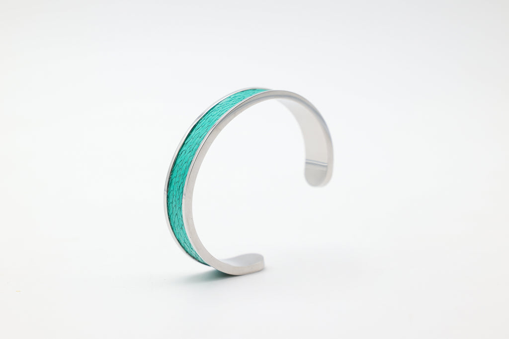 Bracelet réglable large en acier inoxydable avec du cuir marin couleur turquoise roxane atelier