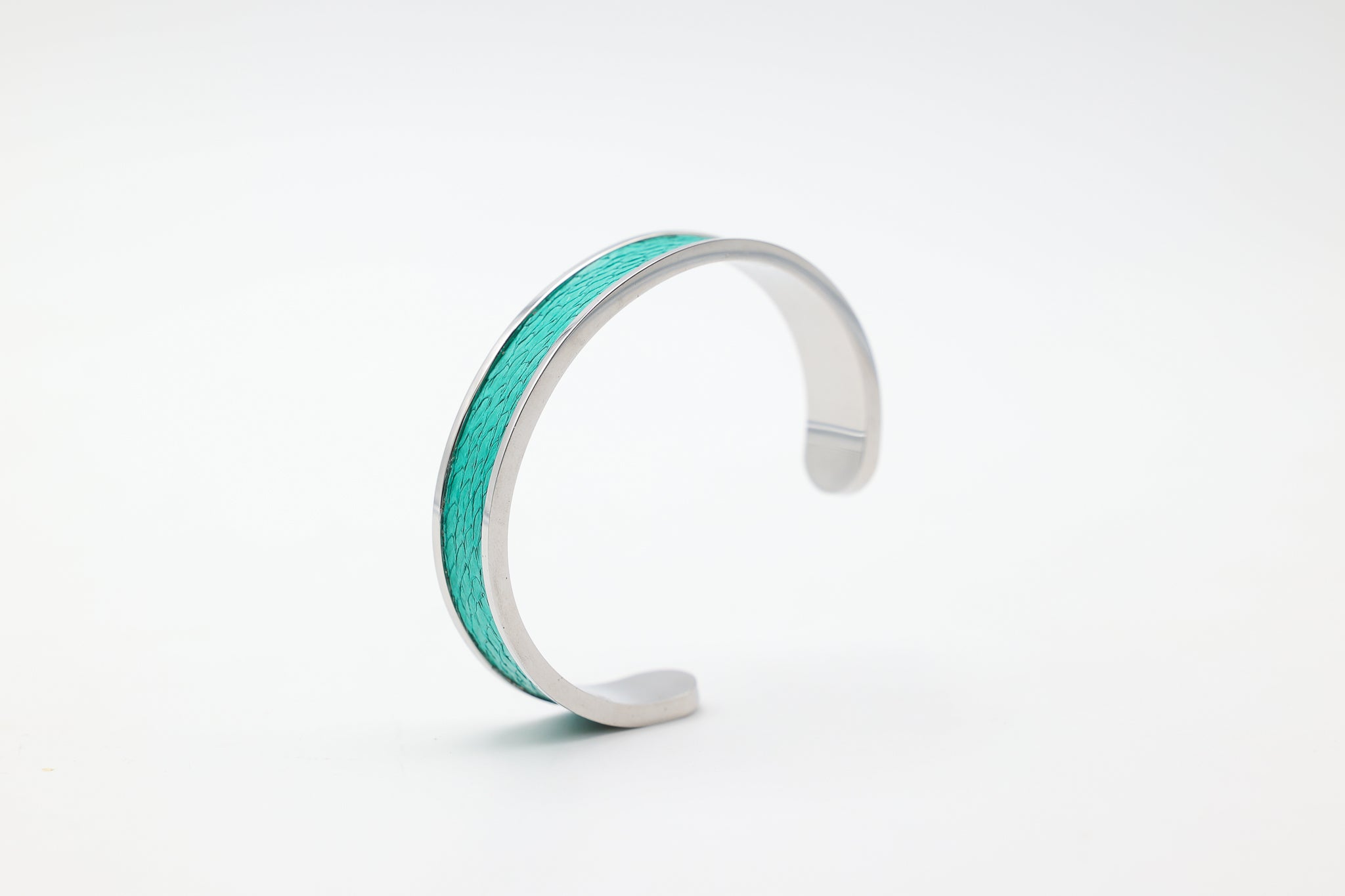 Bracelet réglable large en acier inoxydable avec du cuir marin couleur turquoise roxane atelier