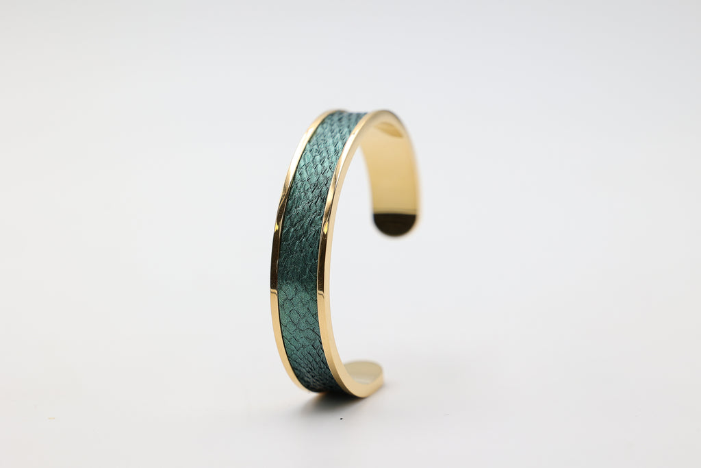 Bracelet réglable large en acier inoxydable plaqué or avec du cuir marin couleur boréale roxane atelier