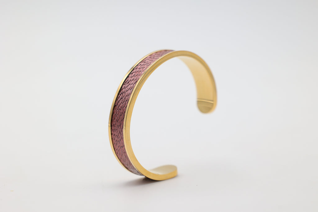 Bracelet réglable large en acier inoxydable plaqué or avec du cuir marin couleur framboise roxane atelier