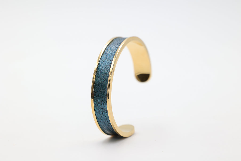 Bracelet réglable large en acier inoxydable plaqué or avec du cuir marin couleur aigue marine roxane atelier