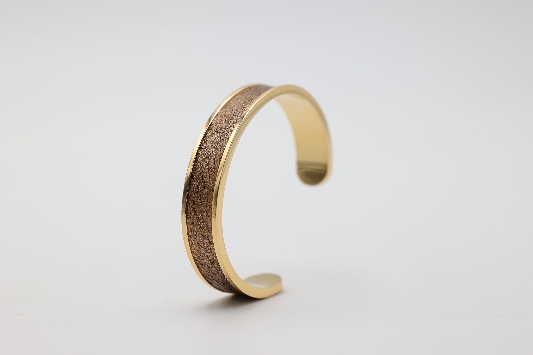 Bracelet réglable large en acier inoxydable plaqué or avec du cuir marin couleur bronze roxane atelier