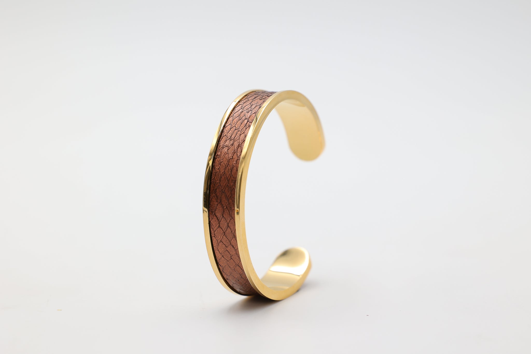 Bracelet réglable large en acier inoxydable plaqué or avec du cuir marin couleur cuivre roxane atelier