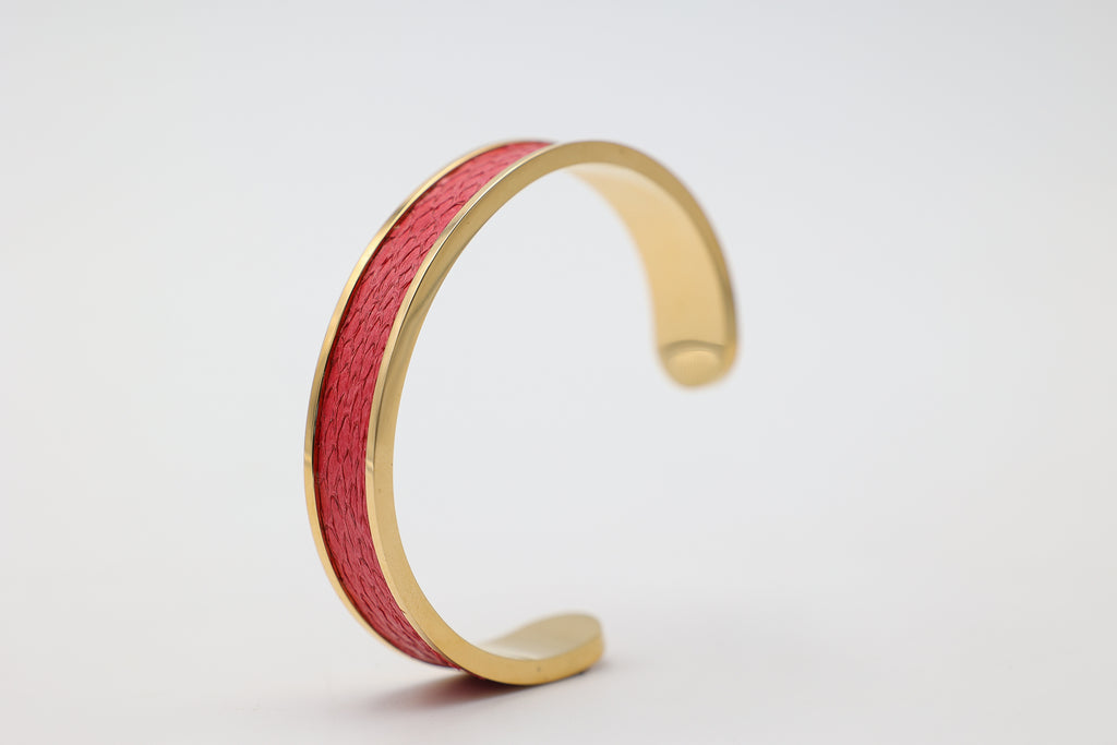 Bracelet réglable large en acier inoxydable plaqué or avec du cuir marin couleur framboise roxane atelier