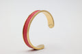 Bracelet réglable large en acier inoxydable plaqué or avec du cuir marin couleur framboise roxane atelier