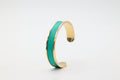 Bracelet réglable large en acier inoxydable plaqué or avec du cuir marin couleur turquoise roxane atelier