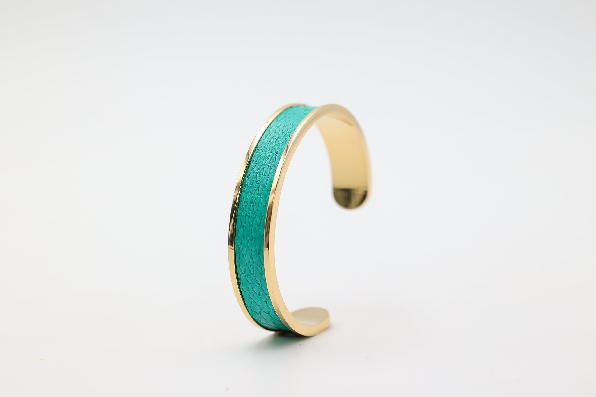 Bracelet réglable large en acier inoxydable plaqué or avec du cuir marin couleur turquoise roxane atelier